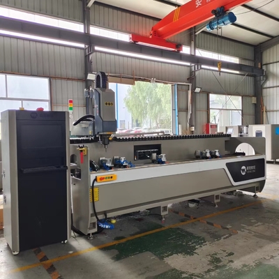 Centre d'usinage CNC en aluminium à 3 axes avec une table de travail qui peut être tournée de +90° à -90°