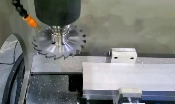 Centre d'usinage de profilés d'aluminium CNC Machine de fraisage automatique de forage en aluminium