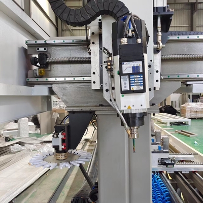 Centre d'usinage CNC à profil aluminium avec 4 axes contrôlés