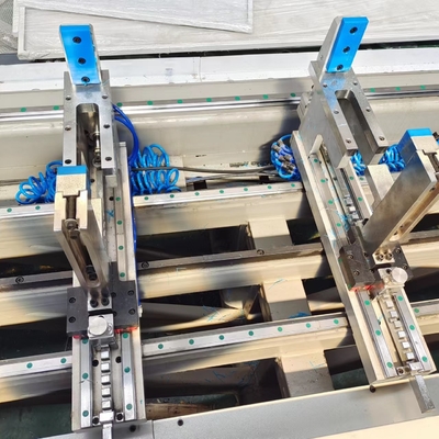 Centre d'usinage CNC à profil aluminium avec 4 axes contrôlés