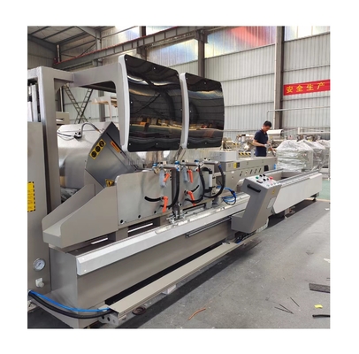 la fenêtre en aluminium et la porte de 4000mm faisant à machine la double coupe principale automatique ont vu