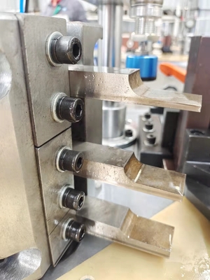 Machine de décapage de coins de profilés en aluminium pour la fabrication de portes de fenêtres 160Z
