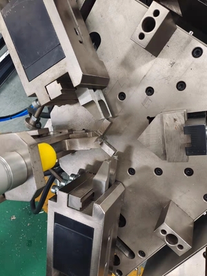 Machine automatique de décapage à quatre têtes pour la fabrication de fenêtres en aluminium