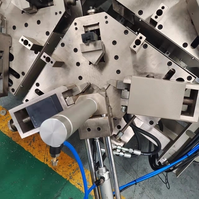Équipement automatique de décapage à quatre coins de porte de fenêtre en aluminium/machine de décapage à quatre coins super intelligente en alliage d'aluminium
