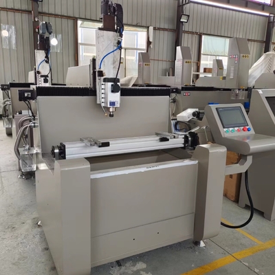 Machine à routeur CNC à tête unique de 800 mm pour le forage de trous de fraisage en aluminium et en UPVC