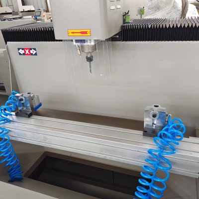 Machine à routeur CNC à tête unique de 800 mm pour le forage de trous de fraisage en aluminium et en UPVC