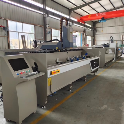 Machines à commande numérique pour le forage et le fraisage de profilés en aluminium