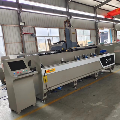 Machines à commande numérique pour le forage et le fraisage de profilés en aluminium