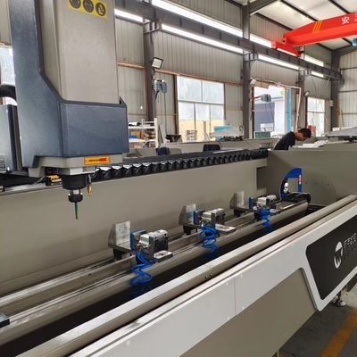 Machines à commande numérique pour le forage et le fraisage de profilés en aluminium