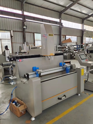 Machine de fraisage de forage à routeur à copie CNC de 1200 mm pour la fabrication de portes de fenêtres en aluminium en UPVC