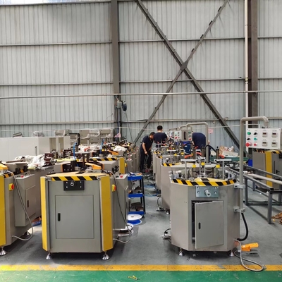 Machines pour la fabrication de portes et fenêtres en aluminium, machines pour la crémation de coins avec système hydropneumatique