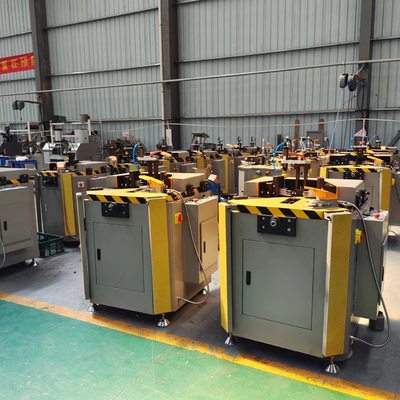 Machines pour la fabrication de portes et fenêtres en aluminium, machines pour la crémation de coins avec système hydropneumatique