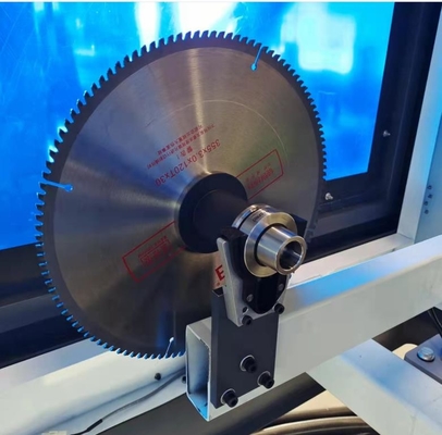 Centre d'usinage CNC à 5 axes pour les profils industriels en aluminium avec 12 magazines d'outils pour le forage, le fraisage et la découpe