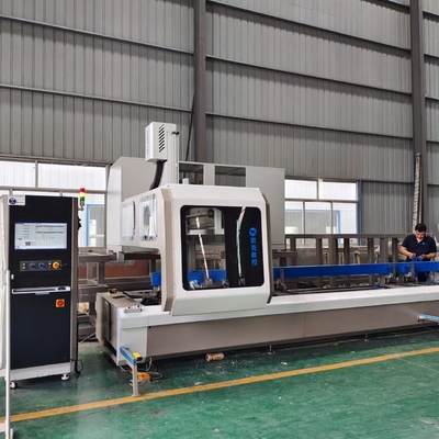 Centre d'usinage CNC à 4 axes en aluminium et en PVC avec une barre de scie de 300 mm pour le forage et la découpe de profilés en aluminium