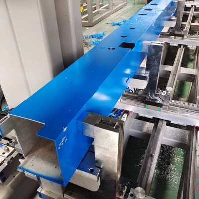 Centre d'usinage CNC à 4 axes en aluminium et en PVC avec une barre de scie de 300 mm pour le forage et la découpe de profilés en aluminium