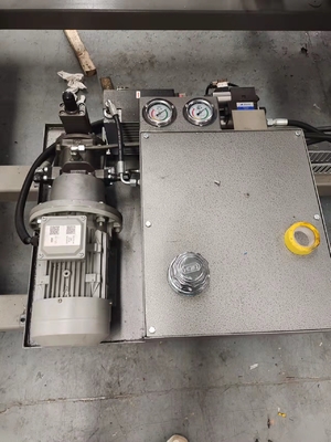 Machines à cribler les fenêtres en aluminium par CNC / machines à cribler les coins pour les profilés en aluminium