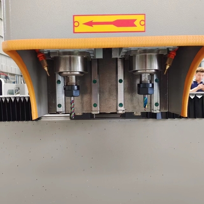 Perçage et fraisage en aluminium de profil de deux machines d'axe pour la maison minimaliste