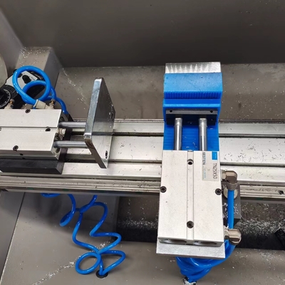 Perçage et fraisage en aluminium de profil de deux machines d'axe pour la maison minimaliste