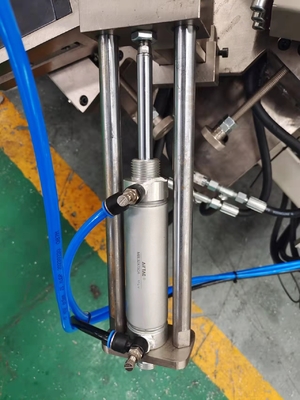 Machine de rabattement faisante le coin de commande numérique par ordinateur pour le profil en aluminium de porte et de fenêtre