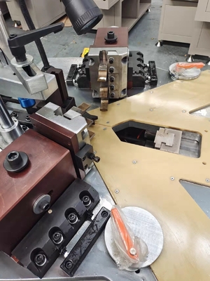 160 Machine de regroupement des coins pour fenêtres et portes de type synchrone