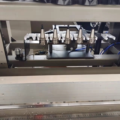 3200mm ATC Profil d'aluminium Centre d'usinage CNC 3 + 1 axes Table de travail peut tourner sur 3 côtés