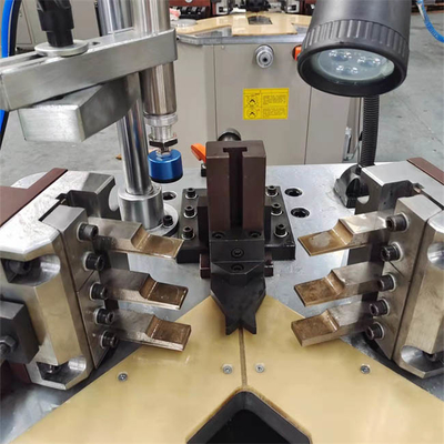Machines pour le regroupement synchrone des angles pour portes et fenêtres en aluminium