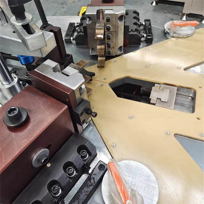 Machines pour le regroupement synchrone des angles pour portes et fenêtres en aluminium