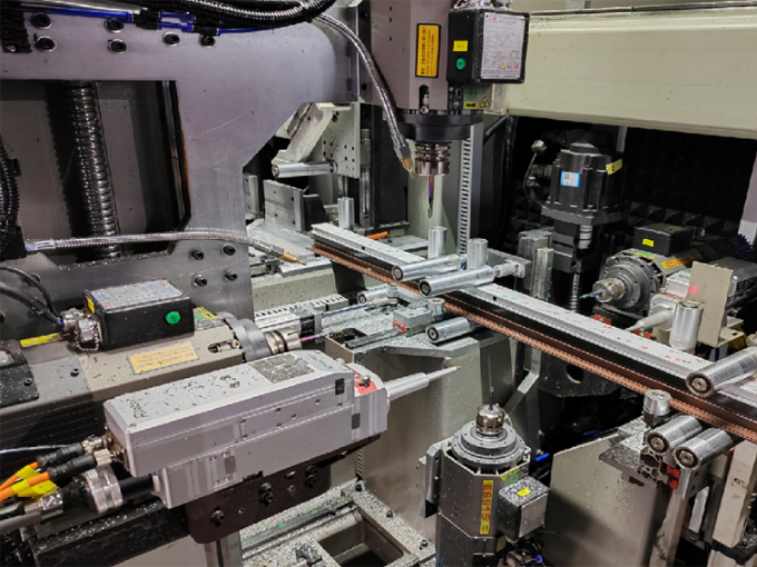 Machine de porte de fenêtre en aluminium Centre de fraisage de profilés en aluminium de coupe et de forage 1